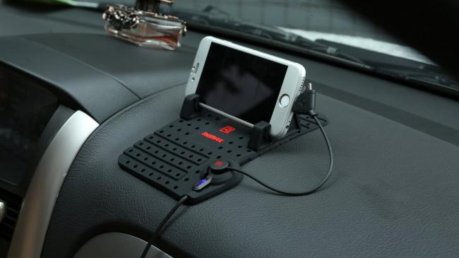 Universalus telefono laikiklis REMAX RM-CS-101, kilimelis su laikikliu ir krovimo funkciją